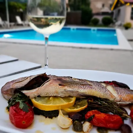 маймун дере-басейн, хотел, италианска пица * Svoge