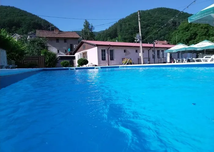 маймун дере-басейн, хотел, италианска пица * Svoge