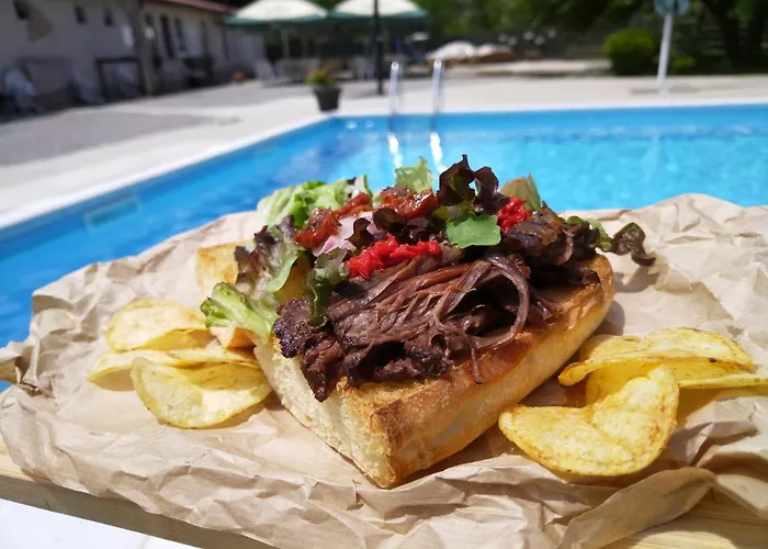 Хотел маймун дере-басейн, хотел, италианска пица Svoge